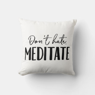 Hate Meditate Typografie niet Kussen