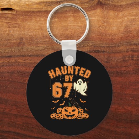 Haunted By 67 – Funny Ghost And Pumpkin Halloween  Sleutelhanger (Voorkant)