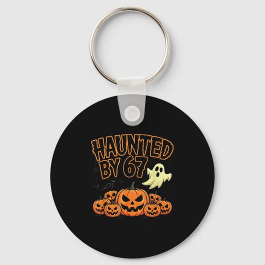 Haunted By 67 – Funny Ghost And Pumpkin Halloween Sleutelhanger (Voorkant)