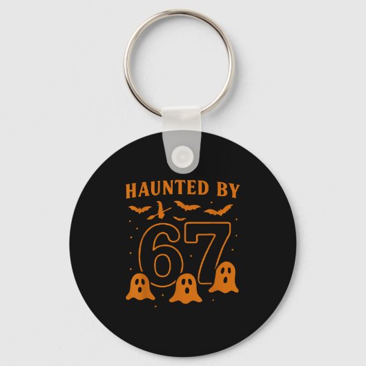 Haunted By 67 Meme Halloween Ghost Graphic Sleutelhanger (Voorkant)