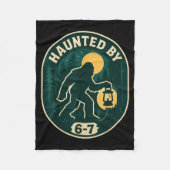 Haunted By 6-7 Bigfoot Lantern Halloween Badge Fleece Deken (Voorkant)