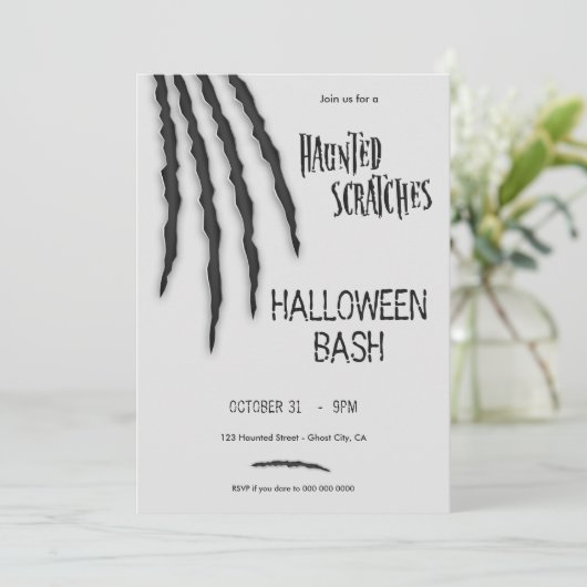 Haunted Scrachtes Halloween Uitnodiging (Staand voorkant)