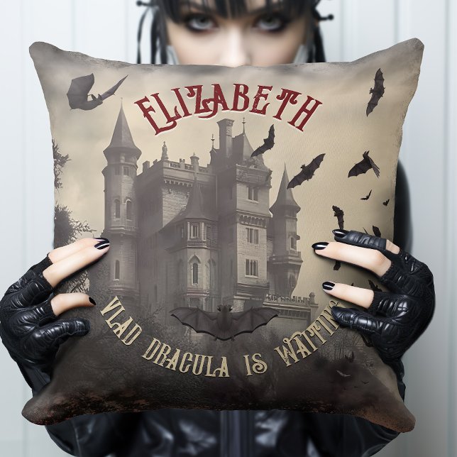 Haunting Retro Horror Dracula's Castle Gothic Kussen (Perfect Gothic bedroom Decor, Gothic gift for Gothic Daughter. Just add you name and a message.)