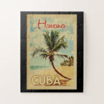 Havana Jigsaw Puzzle Palm Tree Vintage voyage<br><div class="desc">Un imprimé d'art moderne de la Havane Cuba,  datant du milieu du siècle et d'un style rétro unique,  dans un style d'affiche de voyage vintage. Il dispose d'un palmier incurvé sur une plage de sable avec l'océan sous un ciel bleu nuageux.</div>
