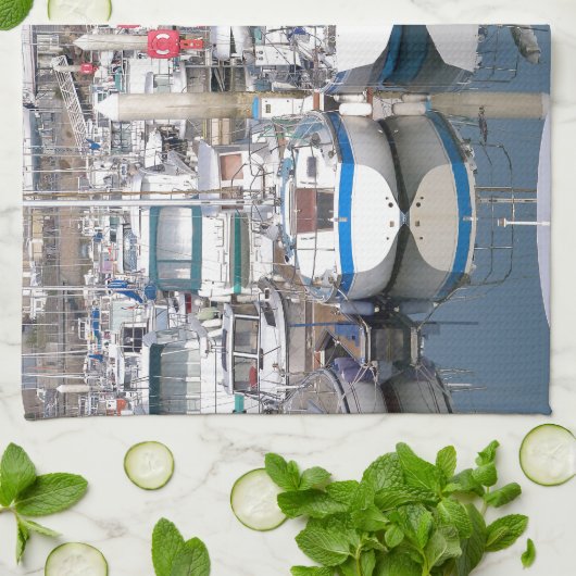 Haven van Saint-Vaast-la-Hougue in Frankrijk Theedoek (Gevouwen)