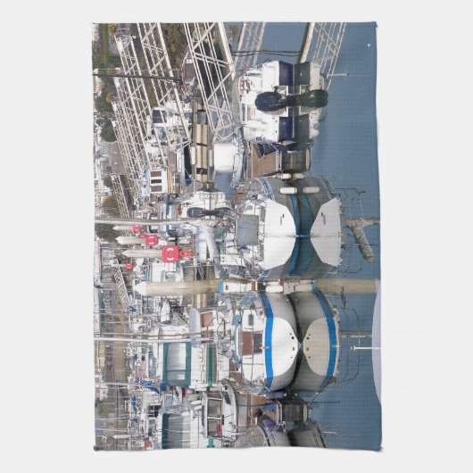 Haven van Saint-Vaast-la-Hougue in Frankrijk Theedoek (Verticaal)