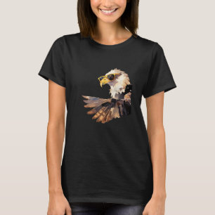 Havik die een zonnebril draagt en van opzij uit de t-shirt