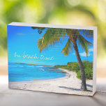 Hawaii Beach Palm Tree Tropical Sur Plage Time Chi<br><div class="desc">"A l'heure de la plage." Revenez à la mémoire des jours de plage tropicale et paresseux chaque fois que vous regardez cette boîte de bois de vacances Hawaii signe d'un palmier solitaire sur une plage de sable, croissant, avec ciel bleu turquoise clair et l'eau. Le vrai bois donne à cette...</div>