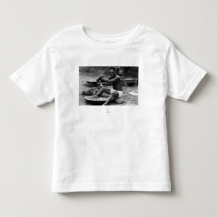 Hawaii - Man die Taro om Poi te maken Kinder Shirts
