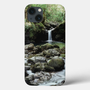 Hawaii, Maui, Een waterval stroomt in Blauwe Poel iPhone 13 Hoesje
