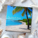 Hawaii Palm Tree Photo Tropicale Sur Beach Time<br><div class="desc">"A l'heure de la plage." Revenez à la mémoire de plages tropicales et paresseuses chaque fois que vous utilisez cette tuile en céramique de vacances inspirante d'Hawaï d'un palmier solitaire sur une plage de sable, croissant, avec ciel bleu turquoise et eau claire. 2 tailles au choix : 4, 25" carré...</div>