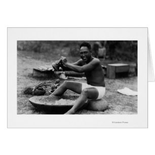 Hawaii - Un homme qui bat Taro pour faire Poi