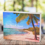 Hawaii Vintage Tropical Palm Photo Sur Plage Time<br><div class="desc">"A l'heure de la plage." Revenez à la mémoire de plages tropicales et paresseuses chaque fois que vous regardez cette rétro de vacances à Hawaii, imprimé d'art en bois en détresse d'un palmier solitaire sur une plage de sable, croissant, avec ciel bleu turquoise clair et l'eau. Le vrai bois donne...</div>