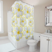 Hawaiian White Plumeria Flowers op White Douchegordijn (In situ)