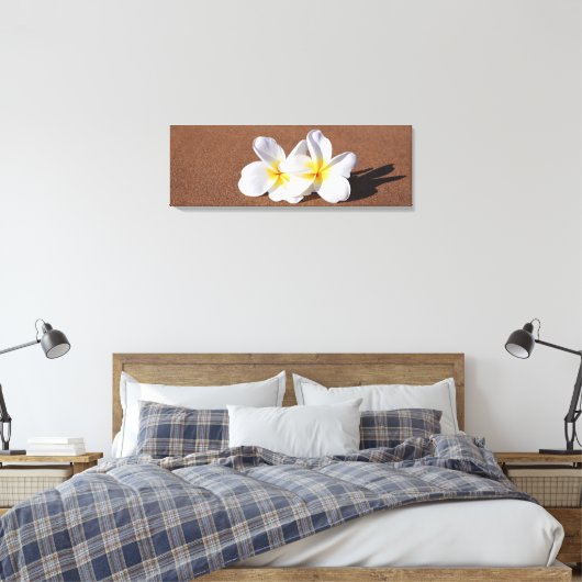 Hawaiian White Plumeria op het strand Canvas Print (Insitu (Slaapkamer))