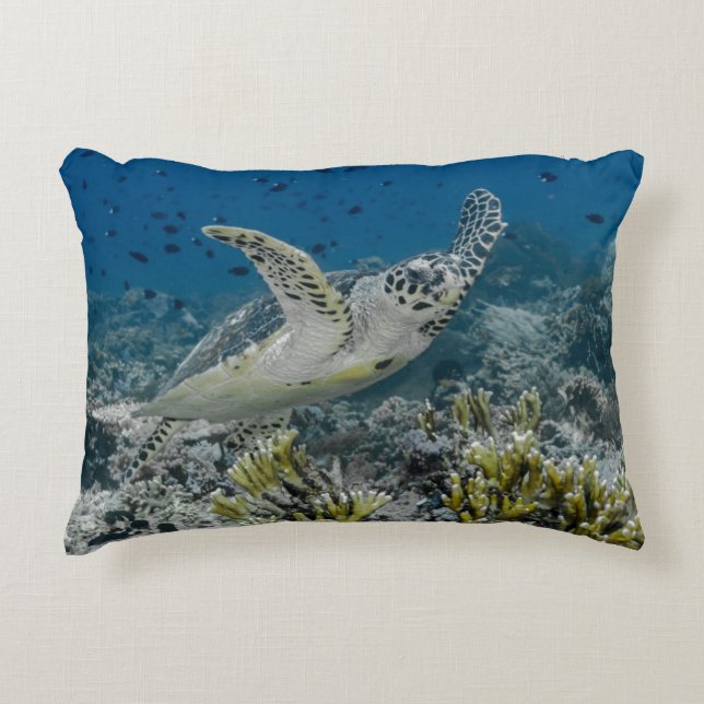 Hawksbill Zee Turtle Swimming Decoratief Kussen (Voorkant)