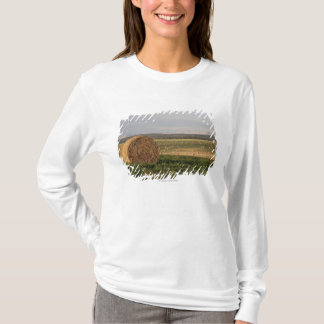 Hay balt in een gebied met berggebieden op zonsopg t-shirt