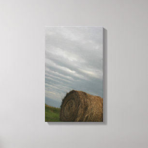 Haystack met storm wolken boven boerderij canvas afdruk