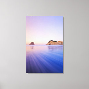Haystack Rock in Dawn Blurred Blue Paarse Waves Canvas Afdruk