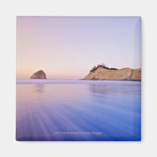 Haystack Rock in Dawn Blurred Blue Paarse Waves Magneet