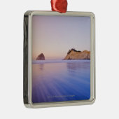 Haystack Rock in Dawn Blurred Blue Paarse Waves Metalen Ornament (Rechts)