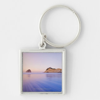 Haystack Rock in Dawn Blurred Blue Paarse Waves Sleutelhanger