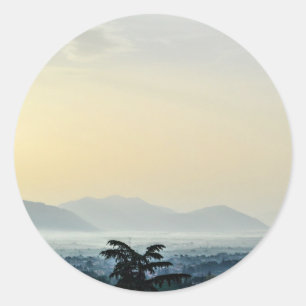 Hazy ochtenddaken en een hoge boom ronde sticker