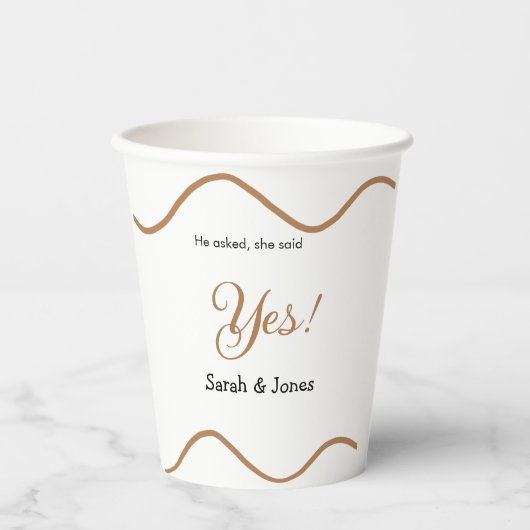 He asked she said yes engagement simple minimal  papieren bekers (Voorkant)
