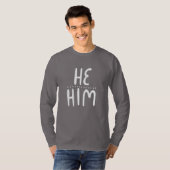 HE/HIM Pronounouns Manufacture T-shirt (Devant entier)