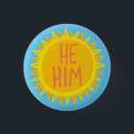 HE / HIM Pronouns Sunshine Pride handlettré<br><div class="desc">Décorez votre tenue avec ce bouton d'art cool. Ça fait un grand cadeau ! Vous pouvez le customiser et ajouter du texte. Consultez ma boutique pour plus de couleurs et de motifs ! Faites-moi savoir si vous aimeriez quelque chose de personnalisé aussi.</div>