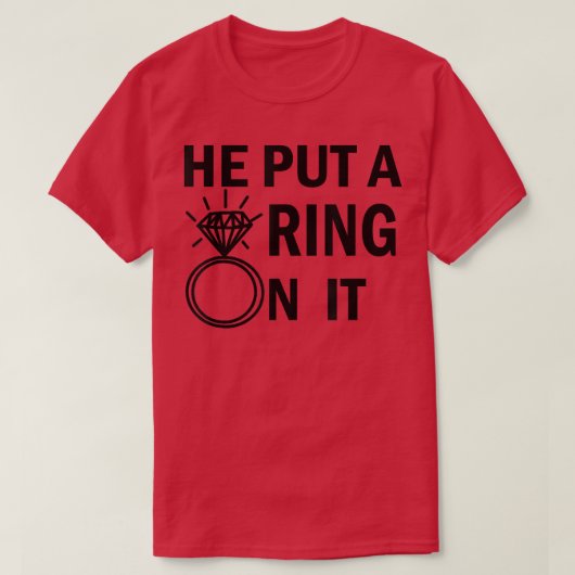 He Put a Ring on It Engagement Wedding T Bride to  T-shirt (Design voorkant)