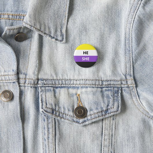 He/She Pronouns Non-Binary Flag Badge (En situation)