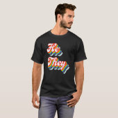 He They Pronouns LGBTQ Pride Rainbow T-shirt (Voorkant volledig)