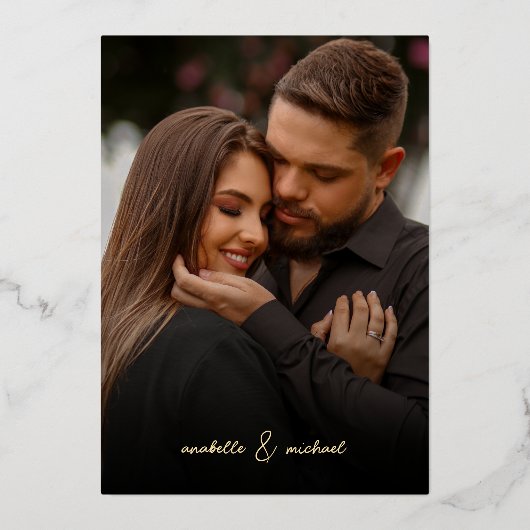 Heart & Romantic Modern Script Photo Weddenschap G Folie Uitnodiging (Achterkant)