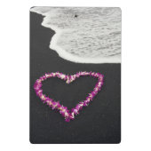 Heart Shaped Lei op Black Sand Beach Mini Klembord (Achterkant)