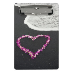 Heart Shaped Lei op Black Sand Beach Mini Klembord