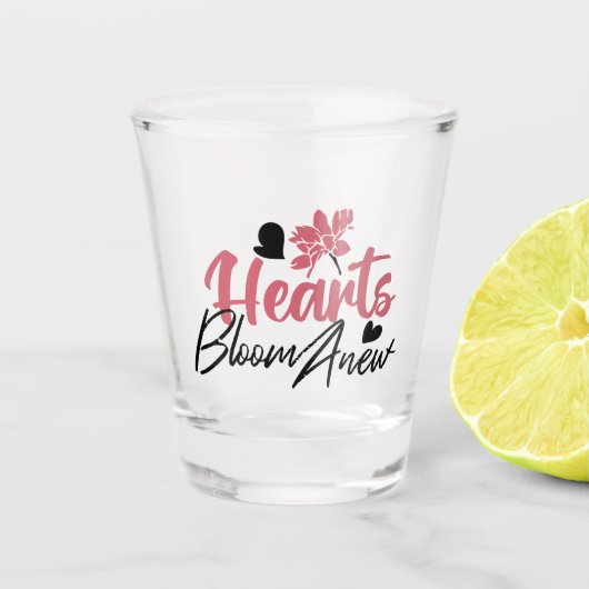 Hearts Bloom Anew - Inspirerend Bloemen Quote Shot Glas (Voorkant)