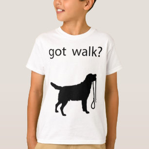 Heb je wandeling? Een grote hond met een knoeiboel T-shirt