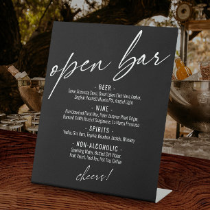Hedendaags zwart open bar-menu met handschrift reclamebord met voetstuk