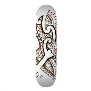 Hedendaagse Maori-stamdesign met rode accenten Skateboard