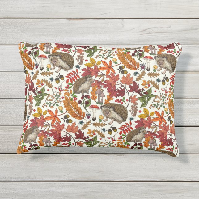 Hedgehogs and autumn forest flora on ivory buitenkussen (Achterkant)