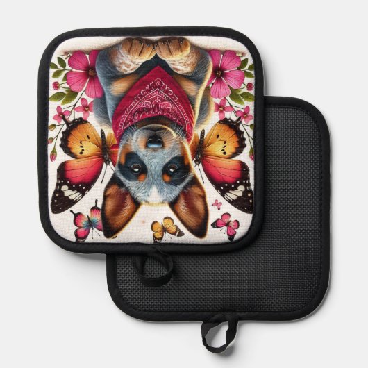 Heeler Puppy Omgeven Door Vlinders En Bloemen Pannenlap (Voorkant / Achterkant)