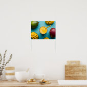 Heerlijke verse mango smoothie op witte achtergron poster (Keuken)