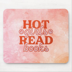 Heet meisje leest boeken muismat