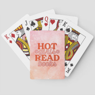 Heet meisje leest boeken pokerkaarten