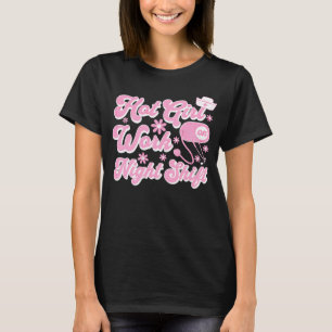 Heet meisje werkt nachtdienst Retro roze verpleegs T-shirt