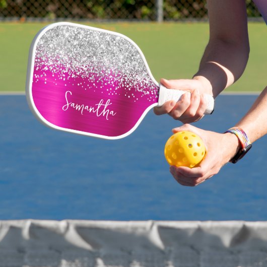 Heet roze en glitterige zilveren glamour script na pickleball paddle (Insitu)