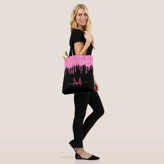 Heet Roze Glitter Drip Monogram Naam Zwart Canvas  Draagtas (Op model)