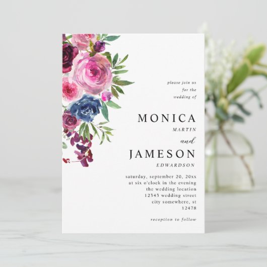 Heet roze & marineblauw bloemenbruiloft uitnodigin kaart (Staand voorkant)