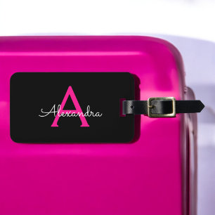 Heet Roze Zwarte Script Meisjesachtige Monogram Na Bagagelabel